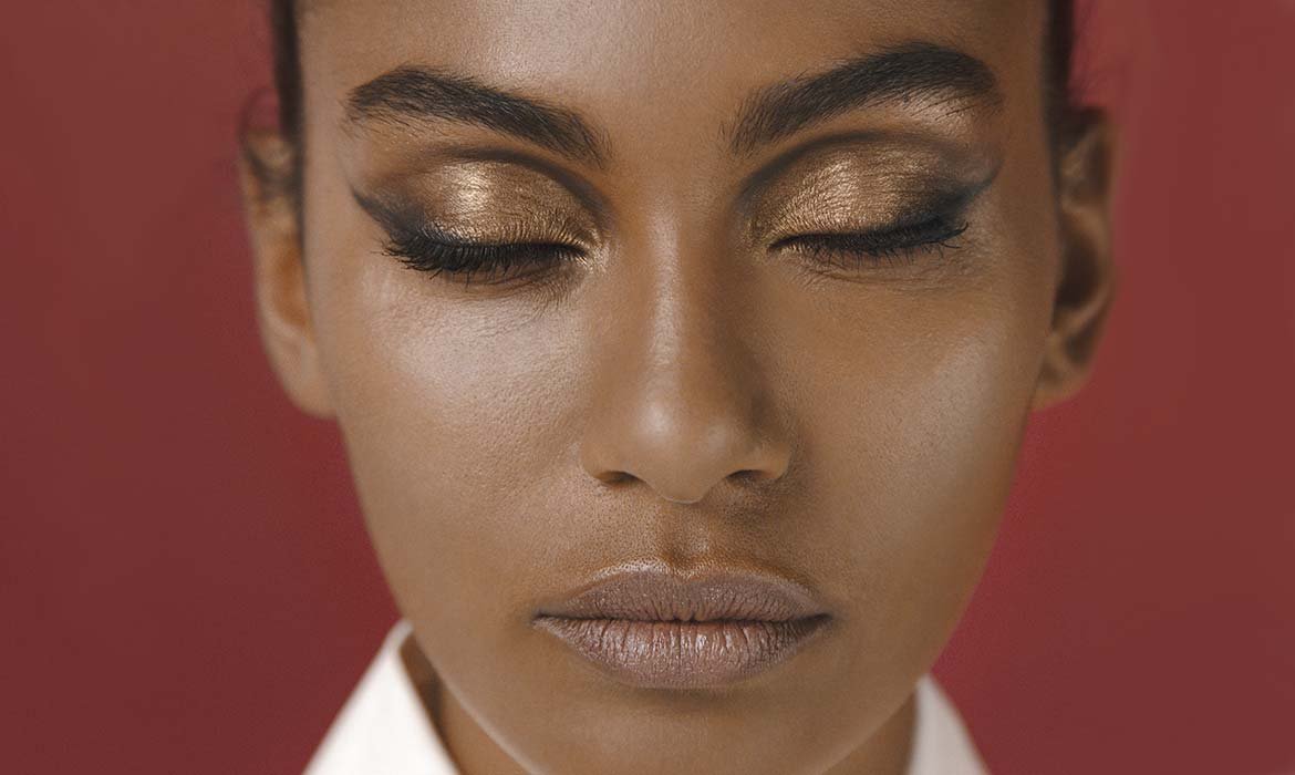 Combina la sombra dorada de la paleta Eye Go Wild de L’Oréal Paris con el Liner Signature en negro para un maquillaje dorado impactante.